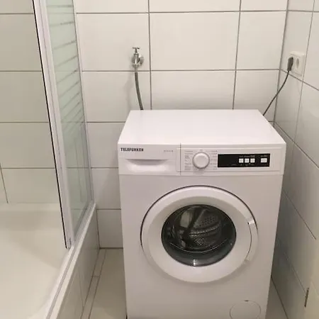 Wunderschoene Altbauwohnung لونه