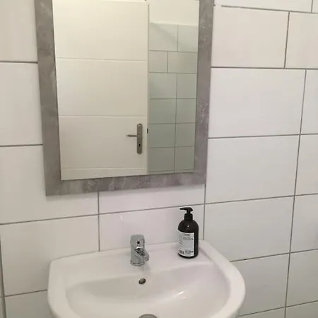 Wunderschoene Altbauwohnung شقة لونه