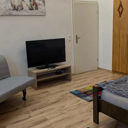 Wunderschoene Altbauwohnung لونه